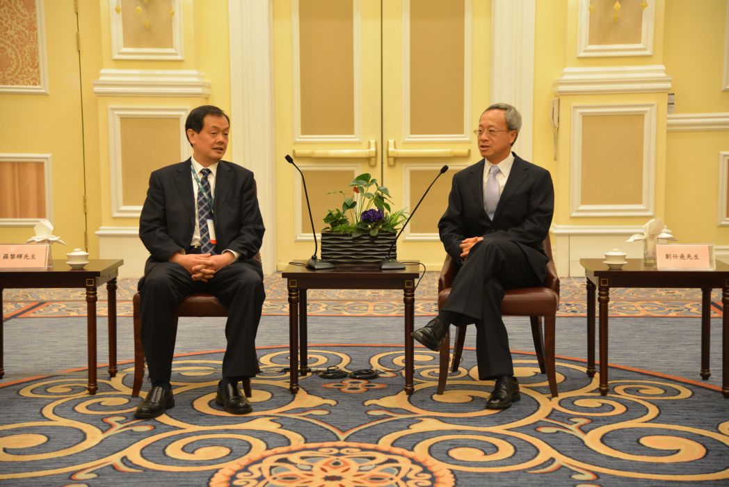 Encontro entre o Secretário para os Transportes e Obras Públicas e o Vice-Presidente do CCPPC da Província de Yunnan, Luo Lihui