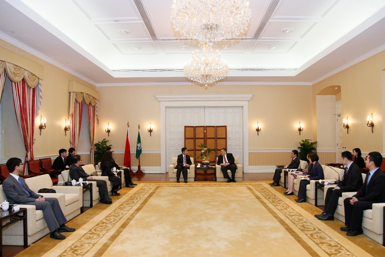 Encontro entre o Chefe do Executivo e representantes da Associação da Nova Juventude Chinesa de Macau