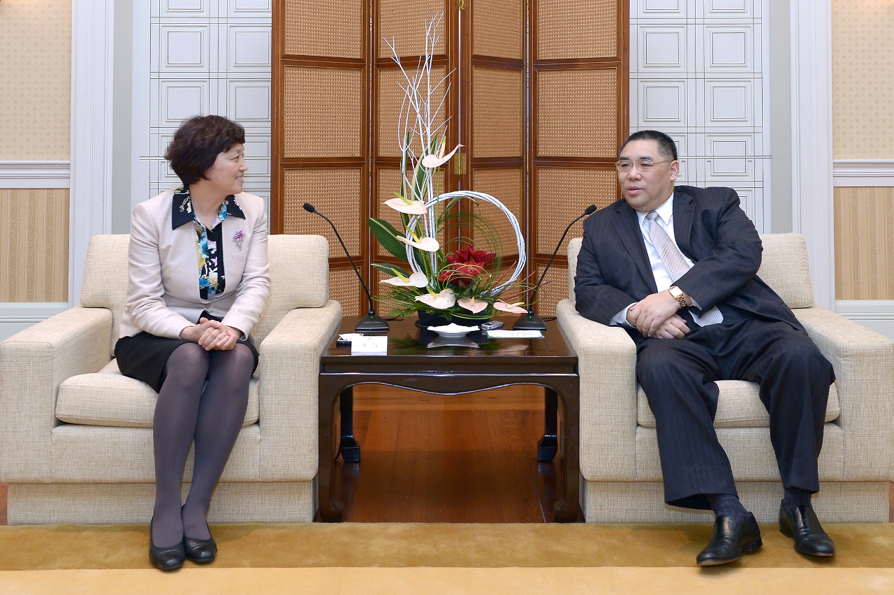 Chefe do Executivo, Chui Sai On, recebe a Secretária do Comité do PCC e presidente do Conselho da Universidade de Tsinghua, Chen Xu