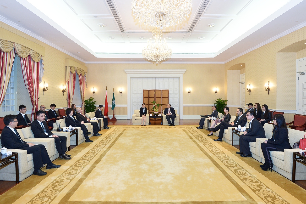 Chui Sai On tem encontro com representantes da Associação de Elites da Juventude de Macau