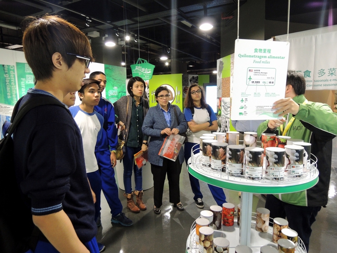Professores e alunos de estabelecimentos de ensino de língua portuguesa visitam o Posto de Informações sobre Produtos Alimentares
