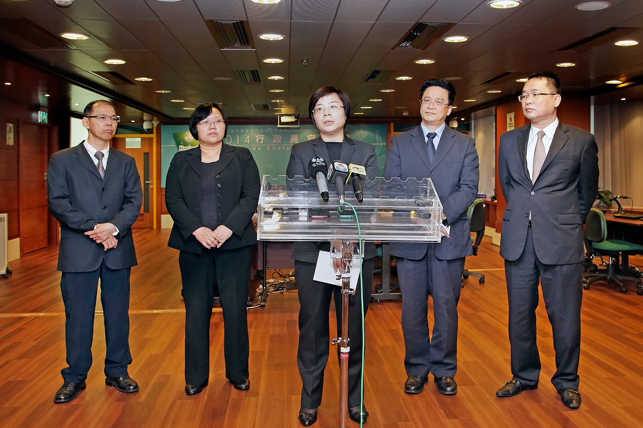 Presidente, Song Man Lei, e outros membros da Comissão dos Assuntos Eleitorais, no encontro com a comunicação social no final da sua reunião.