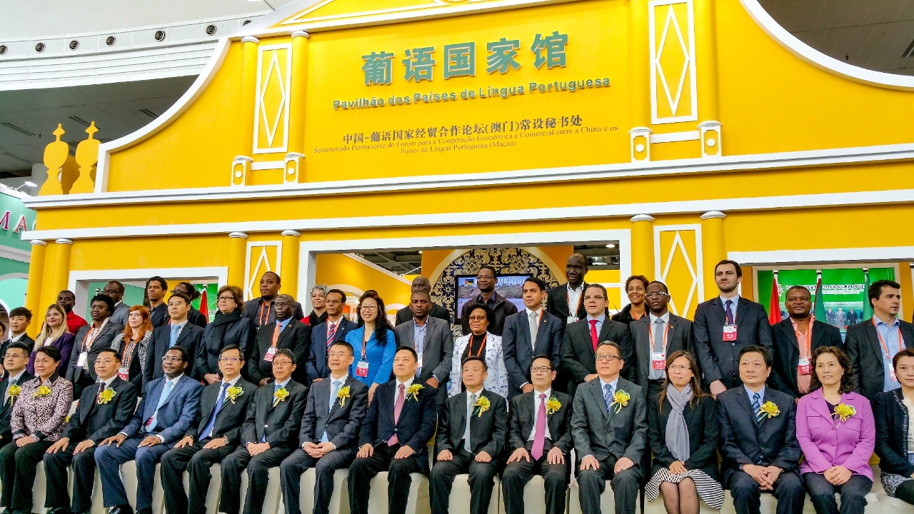 Fotografia em grupo do Secretário para a Economia e Finanças, Leong Vai Tac, com representantes dos Países de Língua Portuguesa