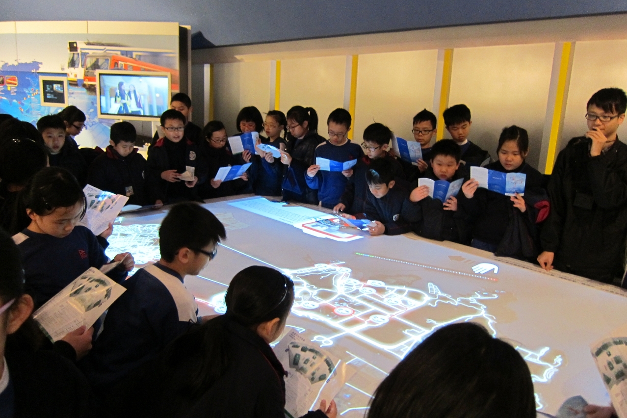 O pessoal de visita guiada leva os alunos a explorar o Metro Ligeiro de Macau a partir de vários ângulos
