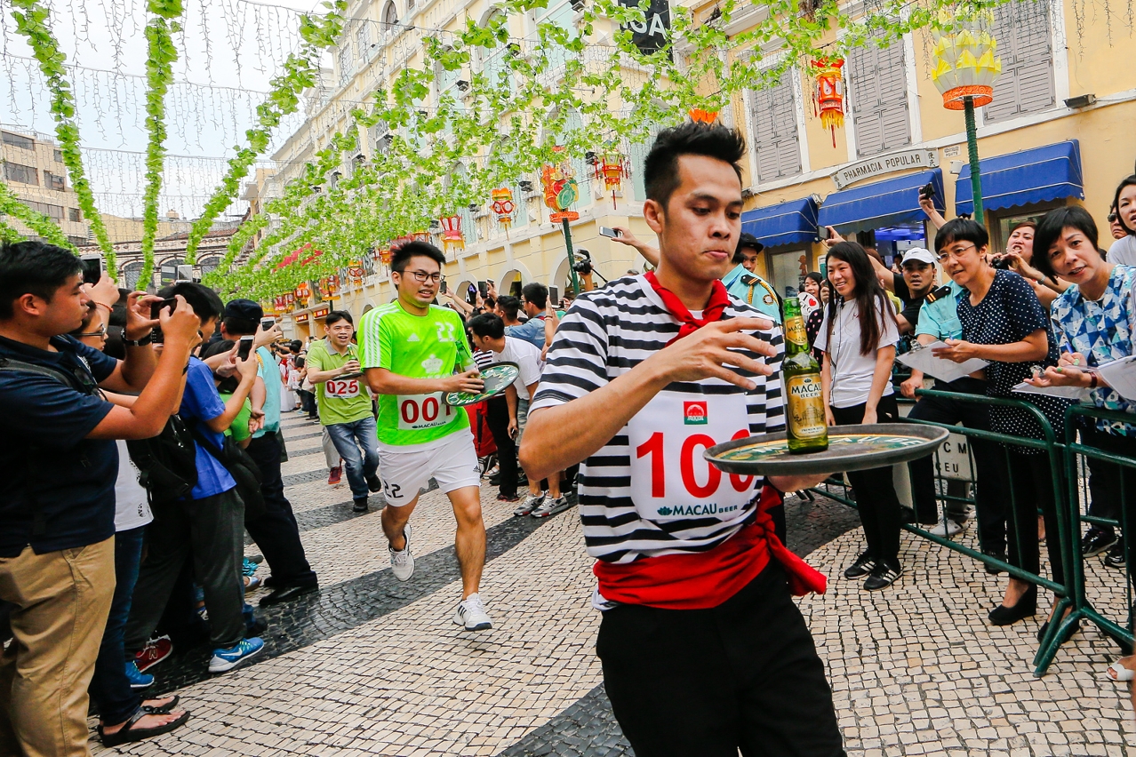 Corrida de Bandejas excitante e interessante