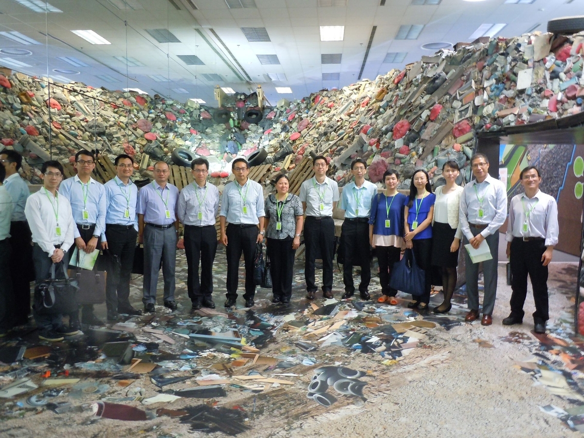 Os representantes da delegação de Macau visitaram o EcoPark de Tuen Mun de Hong Kong.