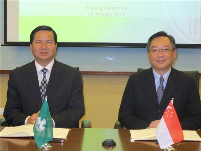 Celebração do Memorando de Entendimento entre o Senhor Secretário para os Assuntos Sociais e Cultura, Dr. Cheong U e o Ministro da Saúde de Singapura, Dr. Gan Kim Yong