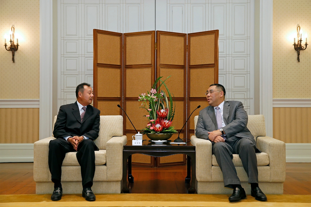 Encontro entre o Chefe do Executivo, Chui Sai On, e o presidente da Associação de Seguradoras de Macau, Jiang Yidao.
