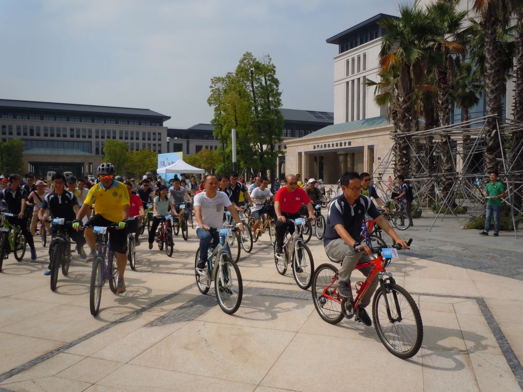 As Direcções de Serviços de Protecção Ambiental de Macau e de Zhuhai organizam em conjunto o “Dia Mundial sem Carros 2014: Passeio de Bicicleta e de Baixo Carbono entre Macau-Zhuhai”