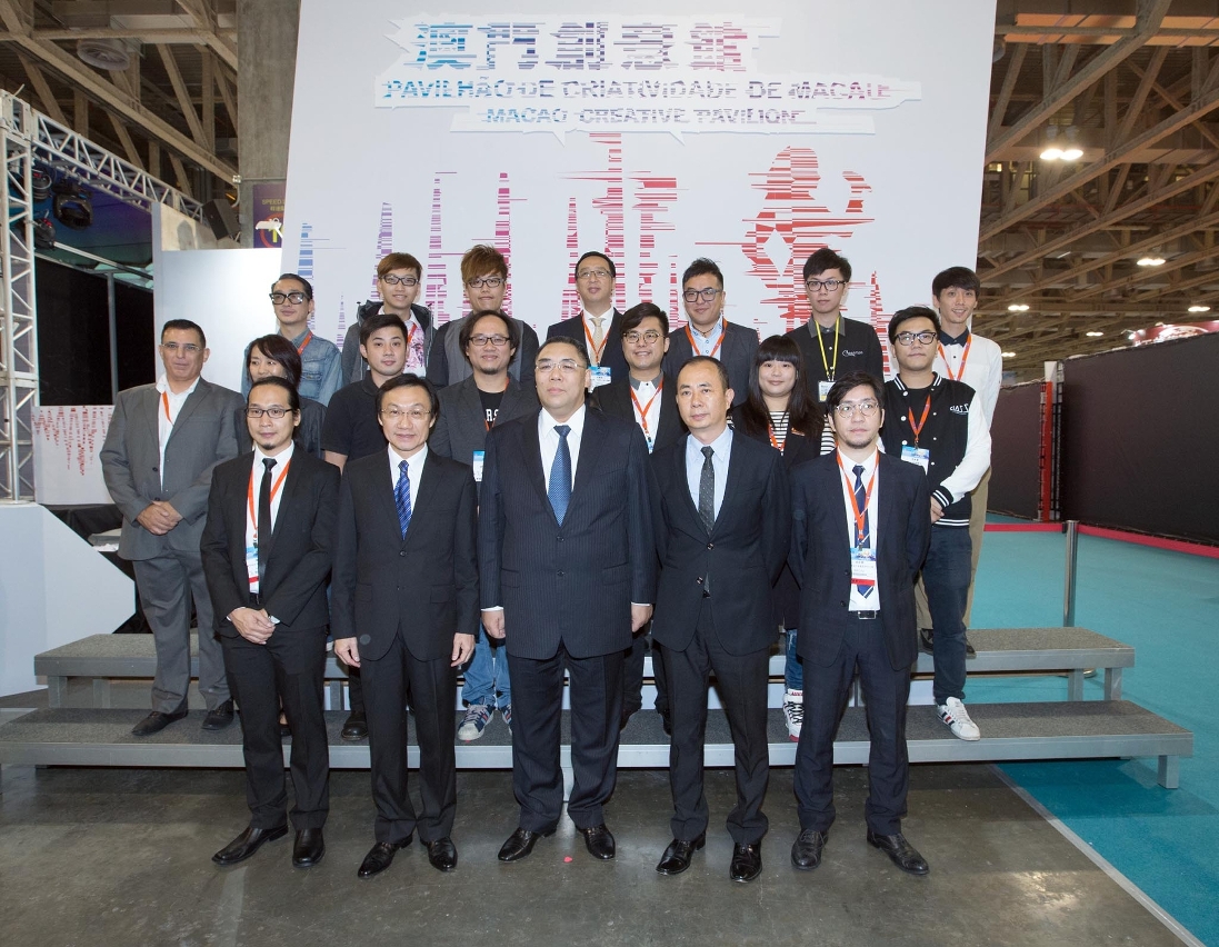 O Chefe do Executivo, Chui Sai On visitou o Pavilhão de Criatividade de Macau e tirou fotografia com as entidades.