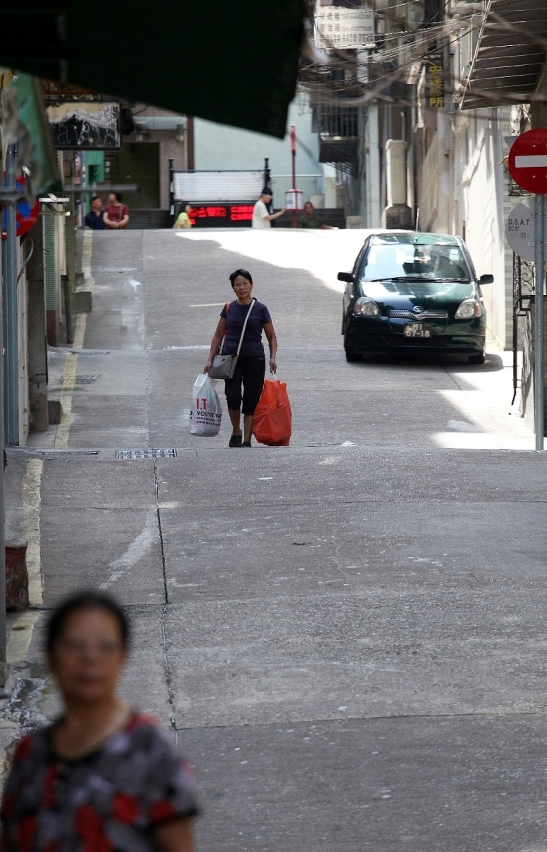 A Administração projectará a construção de escadas mecânicas na Rua da Surpresa, de modo a melhorar o ambiente de circulação
