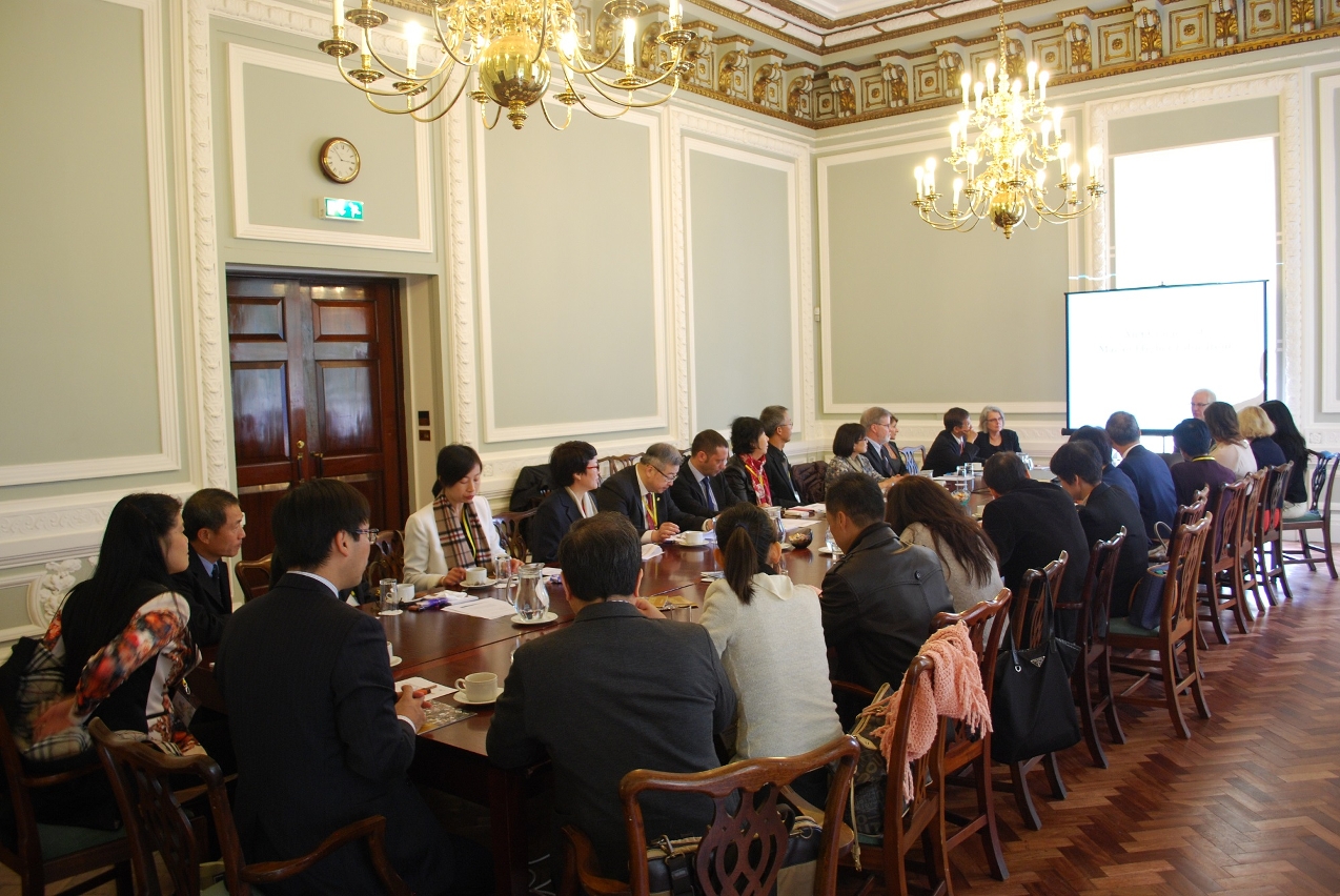 Os membros da delegação e os representantes da QAA trocam impressões no encontro