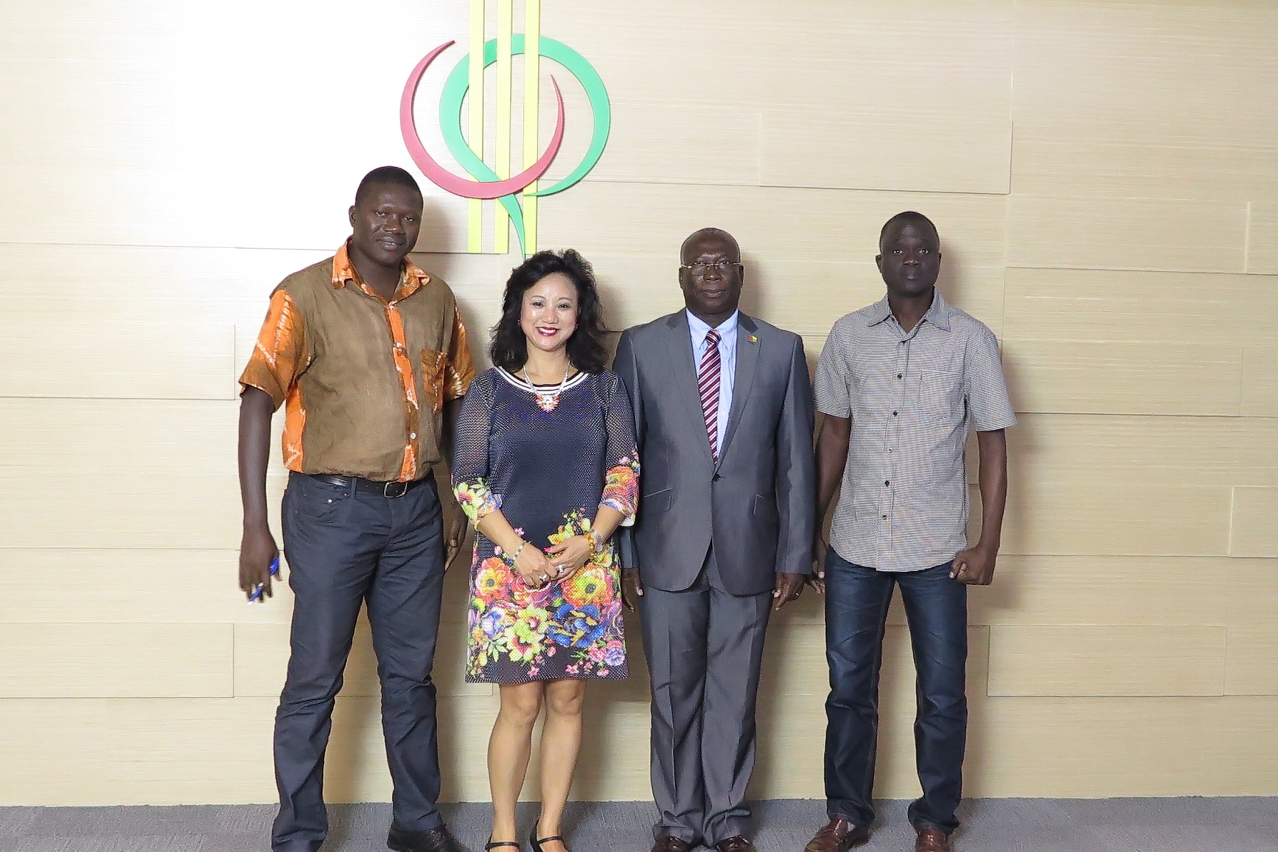 Os dois jornalistas da Agência de Notícias da Guiné-Bissau, Sr. José Augusto Mendonça e Sr. Ângelo Costa que estiveram em Macau para estágio visitaram o Secretariado Permanente do Fórum de Macau no dia 7 de Novembro