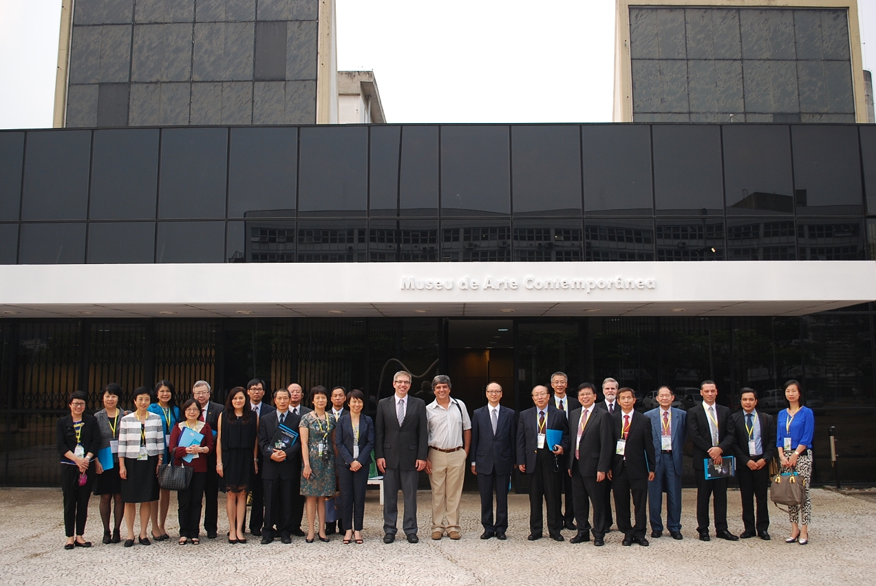 Fotografia conjunta dos membros da delegação e dos representantes da Universidade de São Paulo