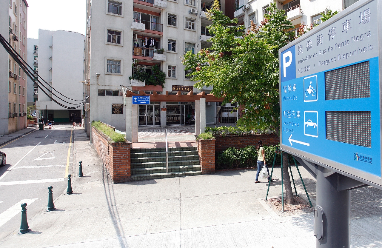 Painel externo de duas faces com indicações sobre situação de estacionamento no Auto-Silo da Rua da Ponte Negra para maior facilidades dos utentes