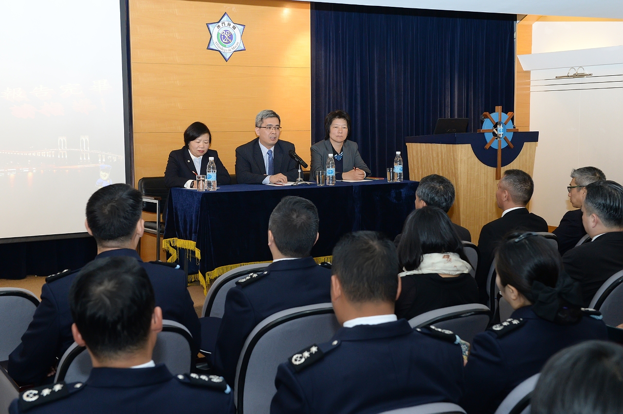 Secretary for Security, Mr Wong Sio Chak (centre) and Commissioner-General of the Macao Customs Ms Lai Man Wa (1st left) hold a meeting to collect views of customs officers.