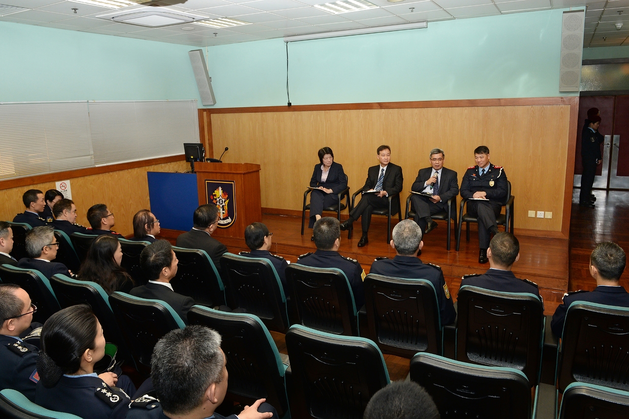 Secretary for Security, Mr Wong Sio Chak, Commissioner General of the Unitary Police Service, Mr Ma Io Kun, and other senior officials listen to the views of police officers.