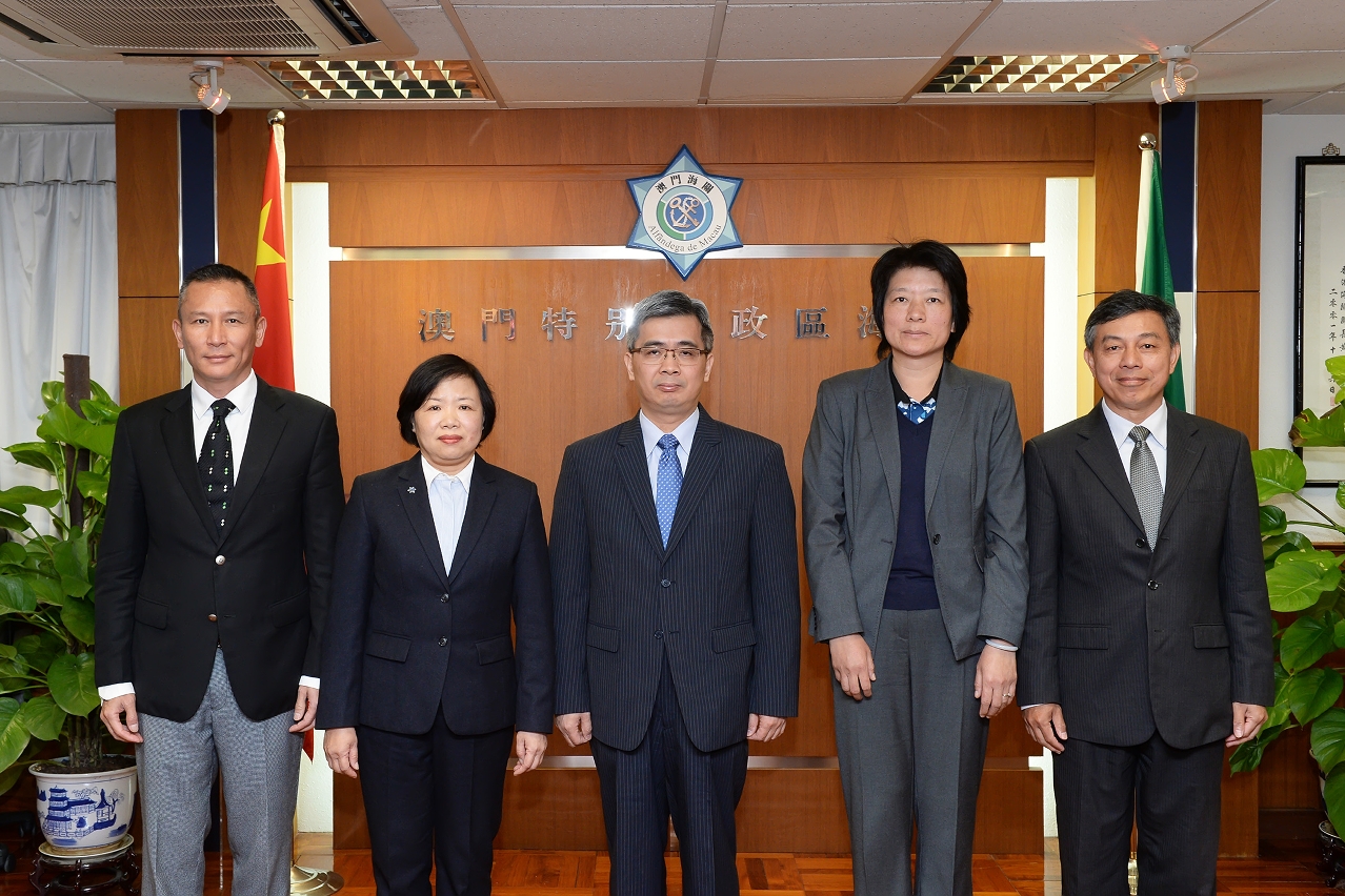 Secretary for Security, Mr Wong Sio Chak (centre), poses for a group photo with Commissioner-General of the Macao Customs, Ms Lai Man Wa (2nd left) and other senior officials when he visits the headquarters of the Macao Customs.
