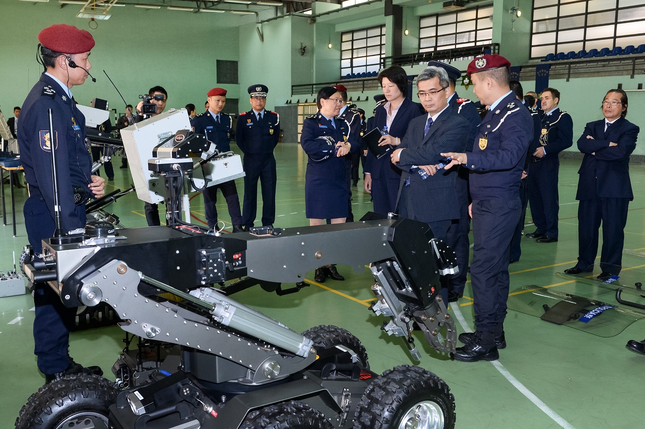 Secretary for Security, Mr Wong Sio Chak, visits the headquarters of the Police Tactical Intervention Unit.