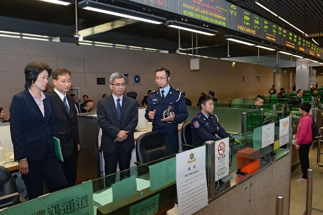 In his visit to the Border Gate checkpoint, Secretary for Security, Mr Wong Sio Chak (2nd right) and Commissioner General of the Unitary Police Service, Mr Ma Io Kun (2nd left), listen to a presentation to better understand the work of frontline officers.