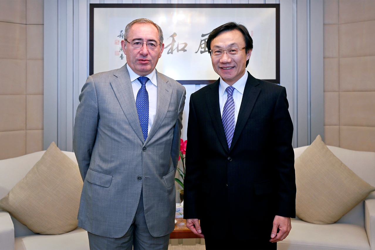 Secretary for Social Affairs and Culture, Mr Tam Chon Weng (right), and the Secretary of State for Overseas Portuguese Communities, Mr José Cesário.