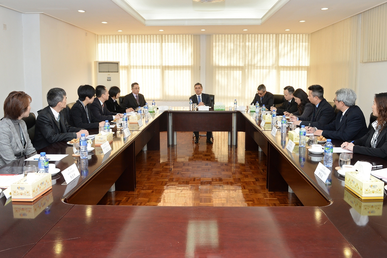 Secretary for Security, Mr Wong Sio Chak (centre), meets with senior officials of the Macao Prison.
