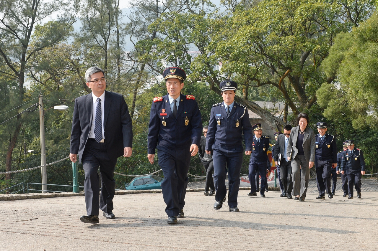 Secretary for Security, Mr Wong Sio Chak, visits the Academy of Public Security Forces.