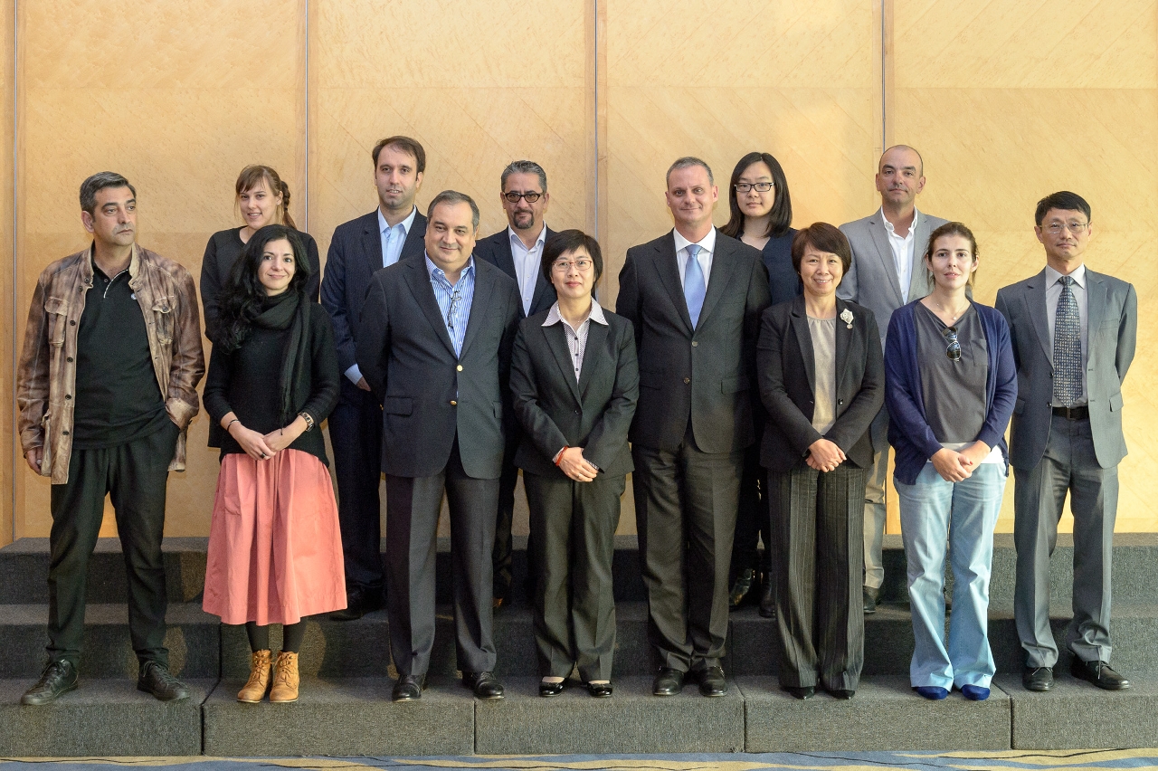 Secretary for Administration and Justice, Ms Chan Hoi Fan (front row, 4th left), poses for a group photo with representatives from local news outlets reporting in Portuguese and English.