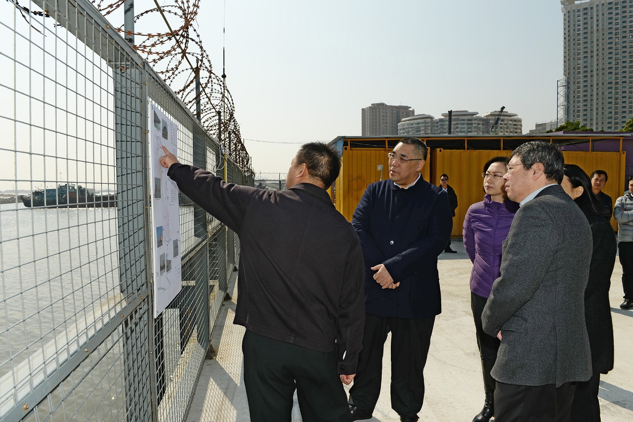 The Chief Executive, Mr Chui Sai On, inspects the new reclamation area (zone A).