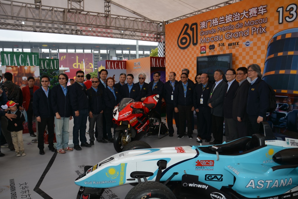 Mr. Zhang Huimin, Mr. Gong Deqing and Mr. Lance Jiang, President, Secretary and CEO of the Shanghai Juss Event Management Co., Ltd., took a group photo with the MGPC delegation
