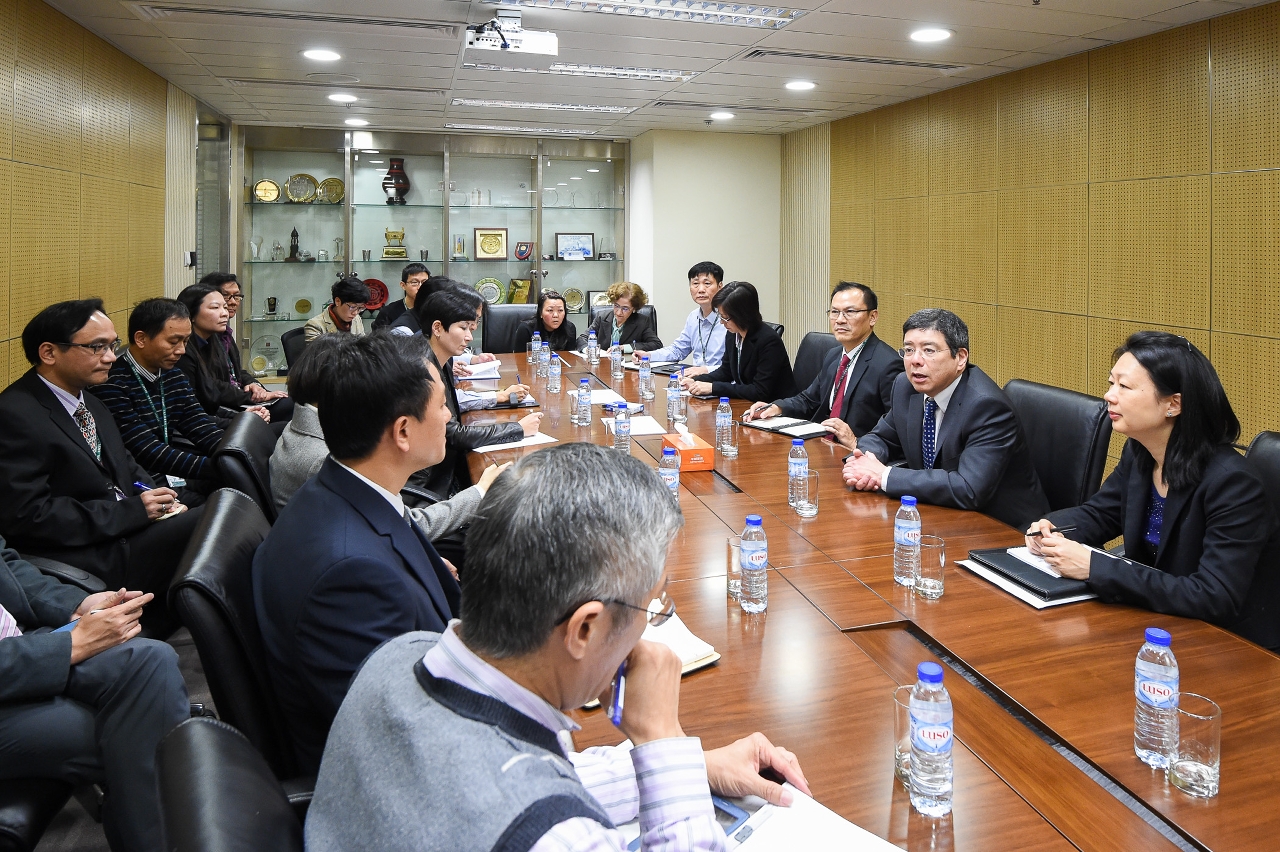 Secretary for Transport and Public Works, Mr Raimundo Rosario, meets with officials of the Land, Public Works and Transport Bureau.