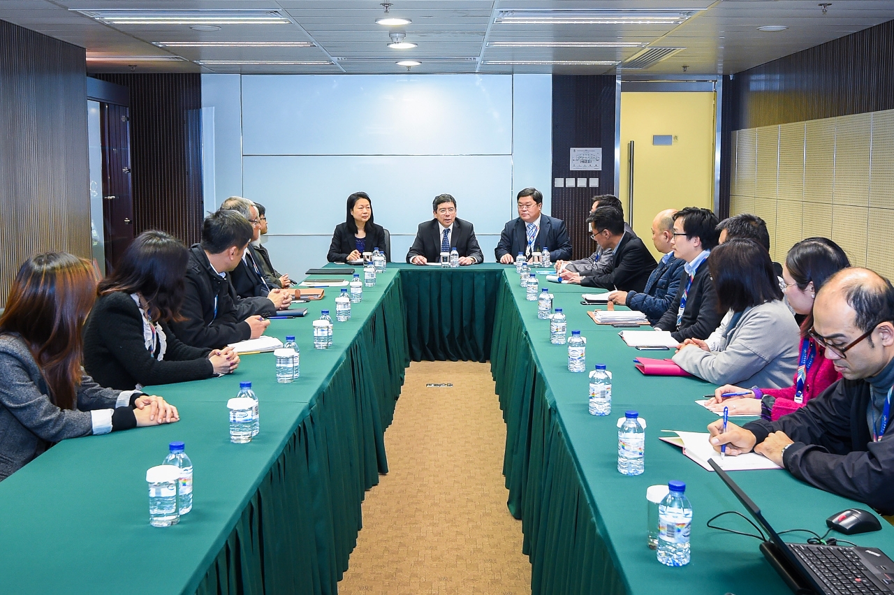 Secretary for Transport and Public Works, Mr Raimundo Rosario, meets with officials of the Transport Bureau.