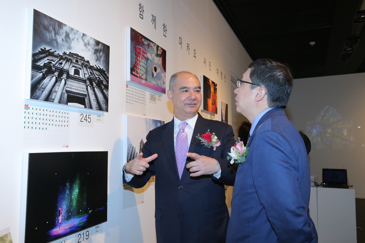 Pires presents photographic locations in Macau to photo exhibition guests