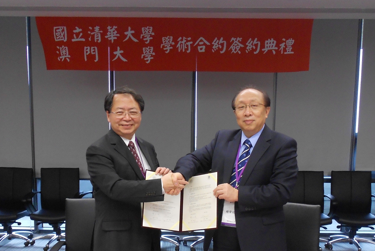 .UM and Tsinghua University in Taiwan sign a collaboration agreement (from left: Lih J. Chen, Wei Zhao )