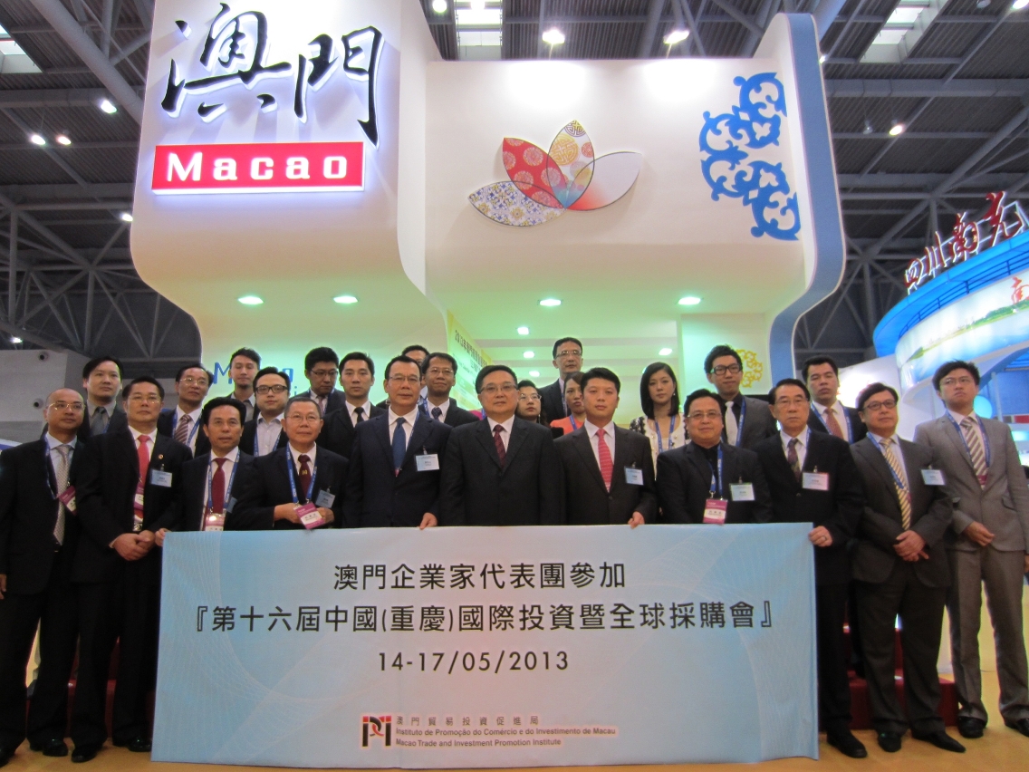 Group Photo of the Macao Business Delegation in front of the Macao Pavilion.