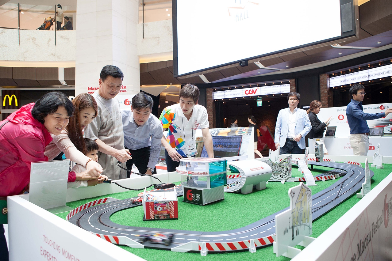 Korean visitors to the promotion “race” against each other at the Mini Guia Circuit