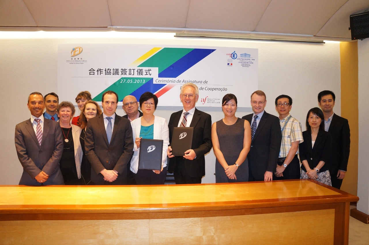 Consul General of France in Hong Kong and Macao, Mr. Arnaud Barthélémy, delegations from IFT, L’école Hôtelière et de Tourisme Paul Augier and the Alliance Française de Macao took a photo in the ceremony.