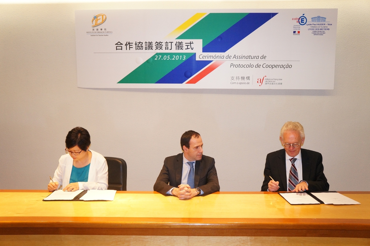 Acting President of IFT, Ms. Florence Ian (left) and Principal of L’école Hôtelière et de Tourisme Paul Augier, Mr. Francis Kolb (right) presided over the ceremony, witnessed by the Consul General of France in Hong Kong and Macao, Mr. Arnaud Barthélémy(centre).