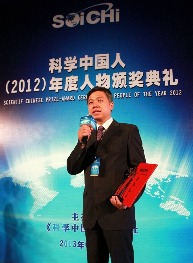 Prof. Ben U gives a speech on behalf of all recipients of the “Scientific Chinese of the Year 2012” title