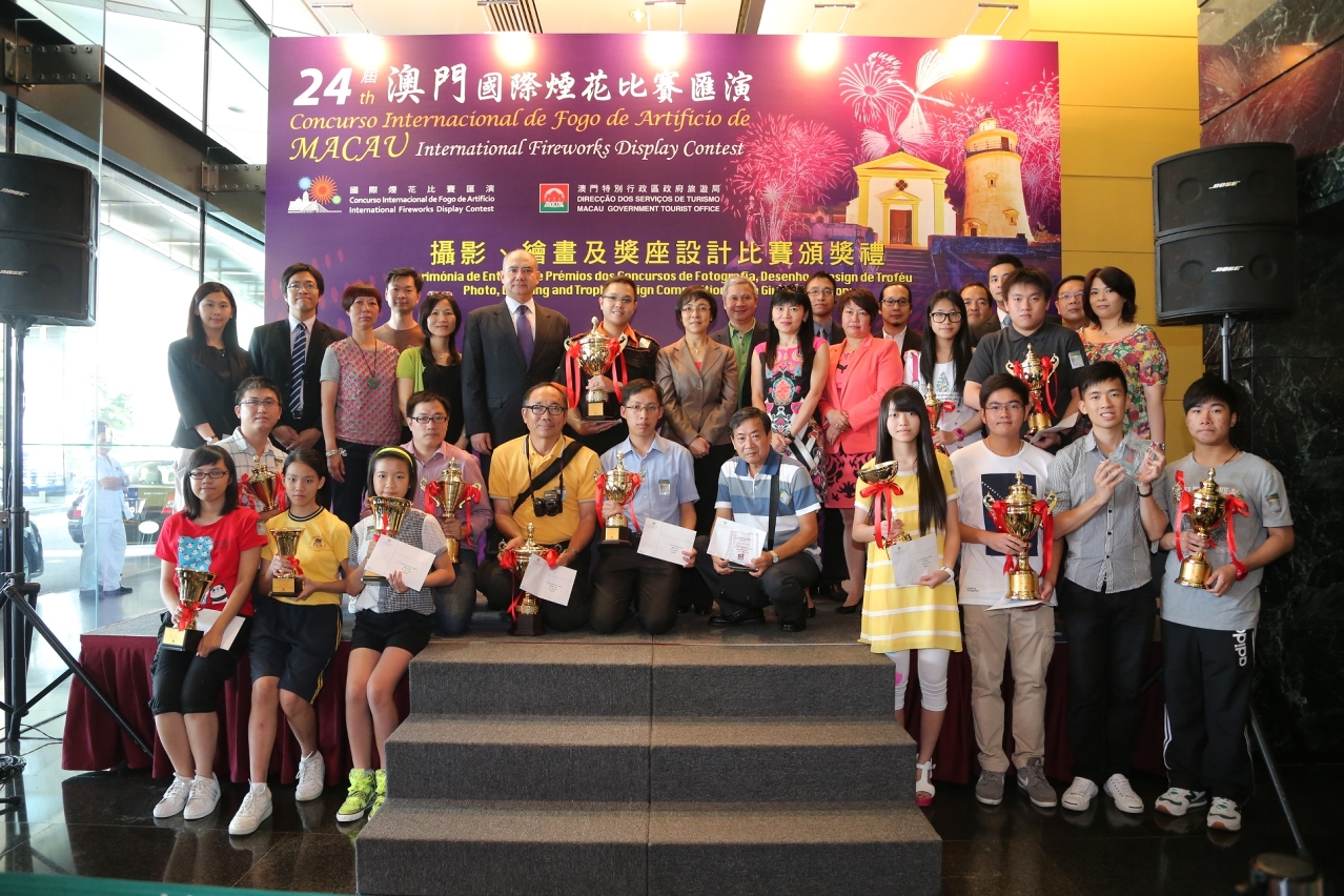 Senna Fernandes and prize winners