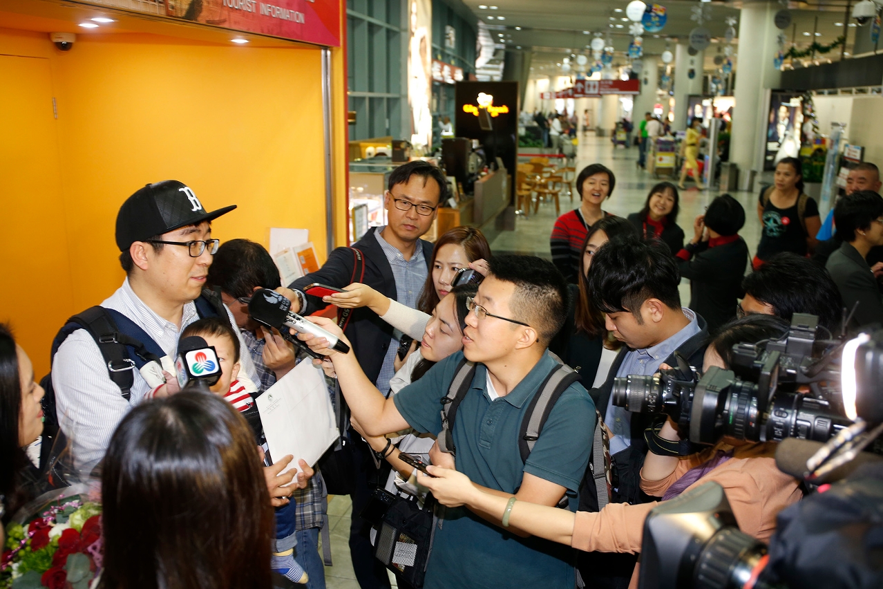 Local media and the Korean media group interviewed the Lucky Tourist