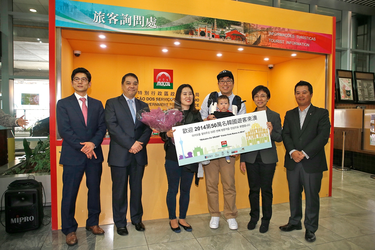 MGTO Director Senna Fernandes and other guests welcomed the Lucky Tourist at Macau International Airport