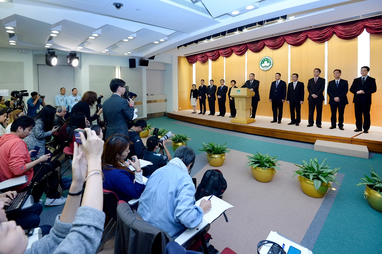 Chief Executive, Mr Chui Sai On, leads the designated principal officials and the Prosecutor General of the Fourth-term Government of Macao SAR to meet the press at the Government Headquarters.