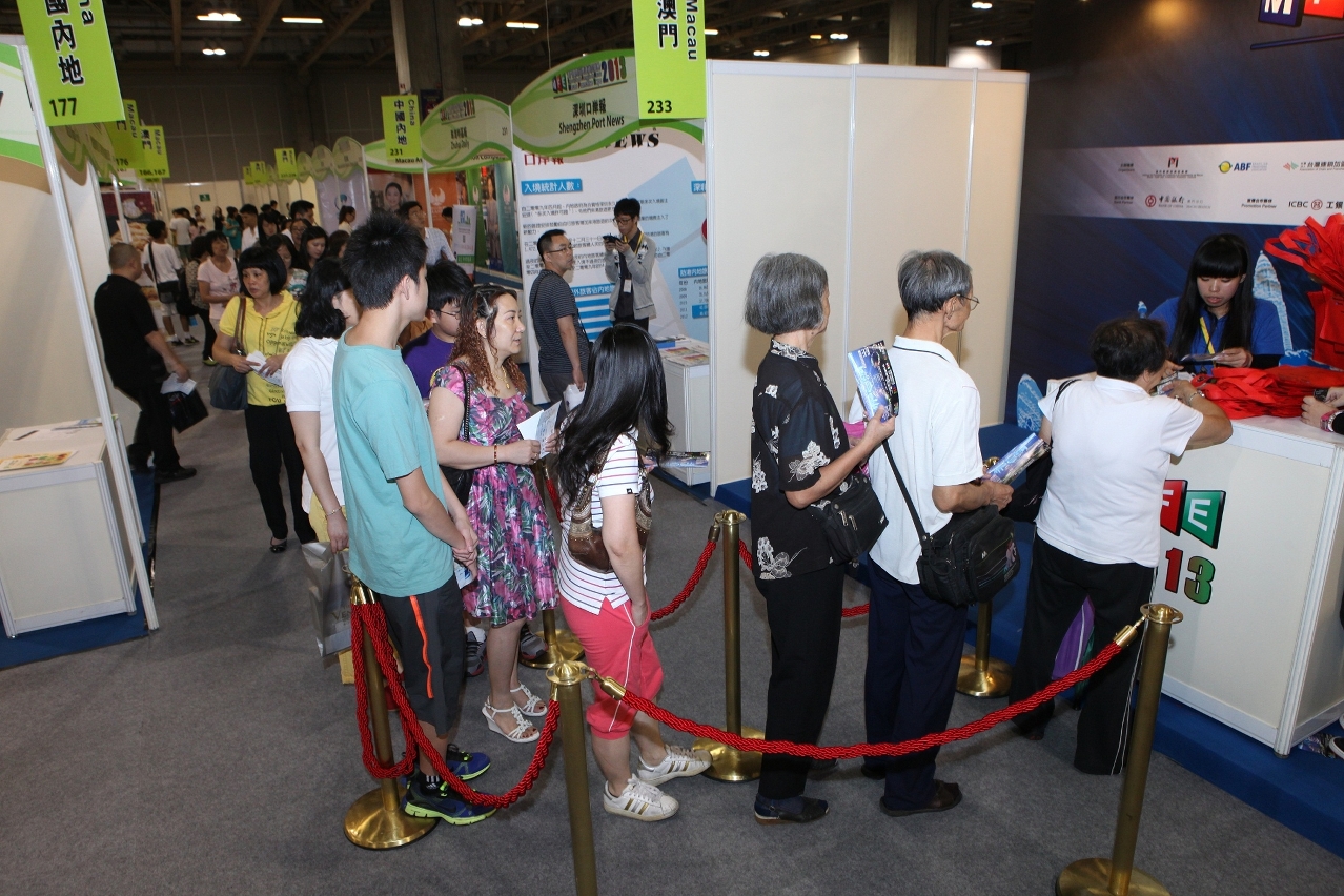 A long queue of visitors awaiting exhibitor's service