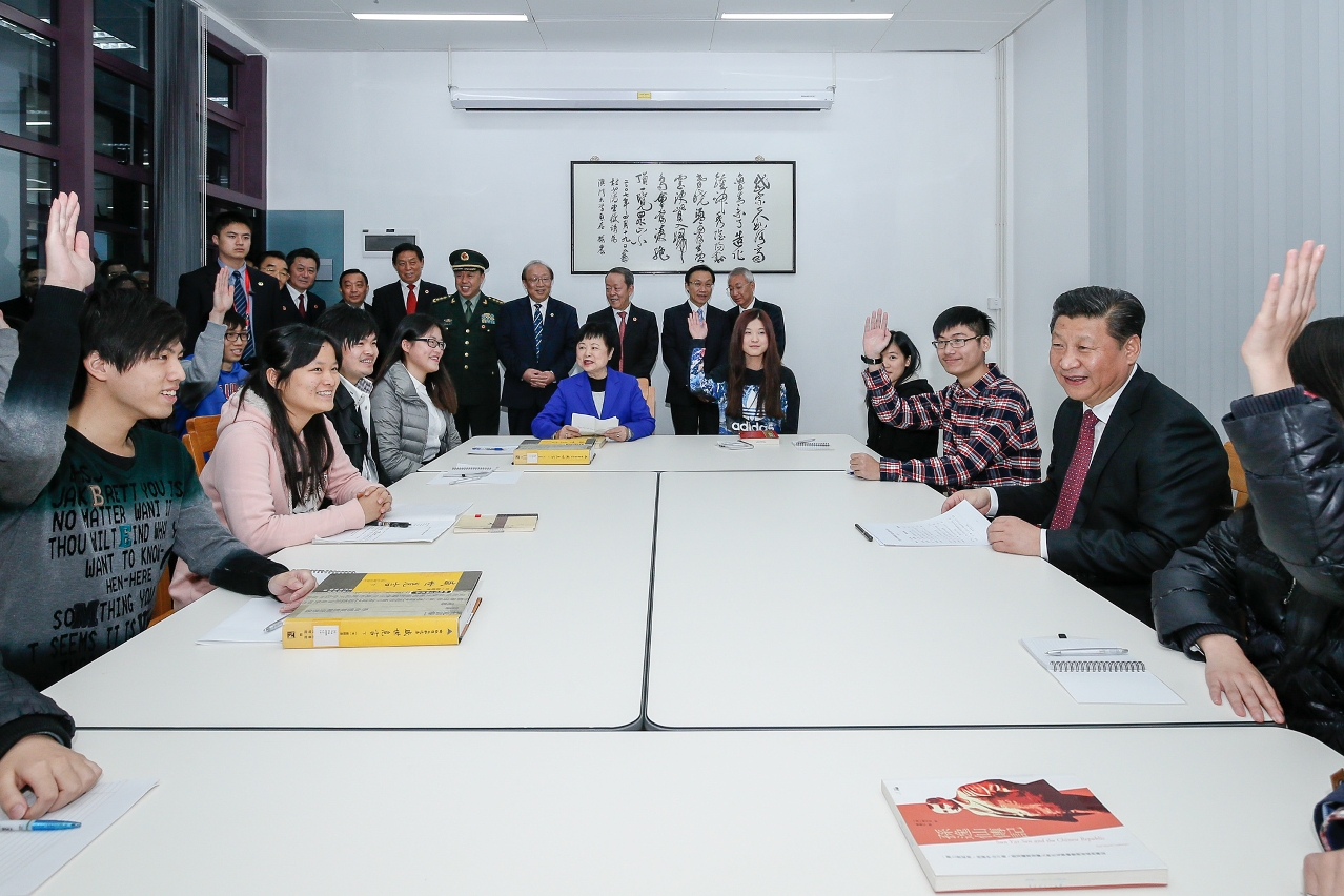 President Xi Jinping participates in the students’ discussion and encourages the students to study diligently and strive to be better than their teachers.