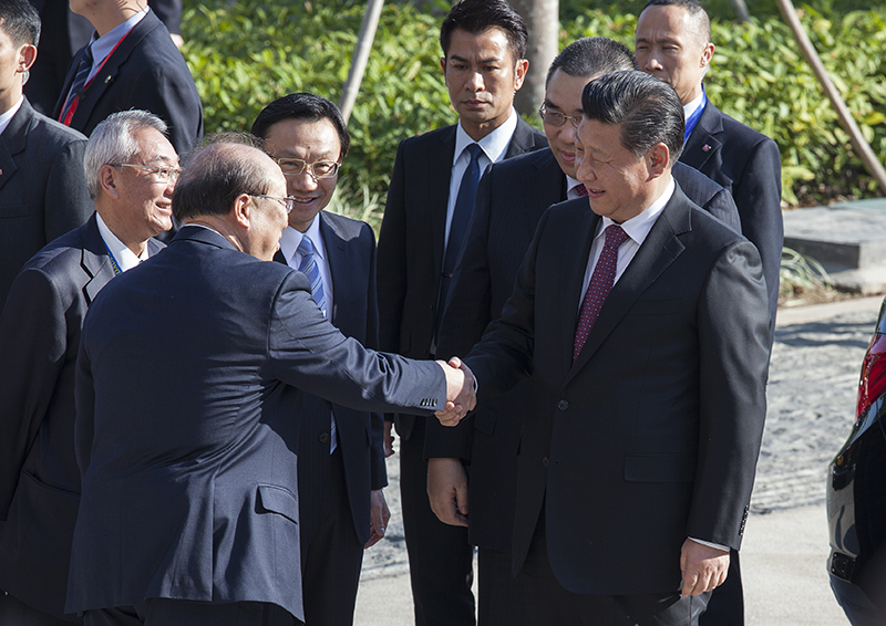 President Xi Jinping is warmly received by Secretary for Social Affairs and Culture of Macao SAR Tam Chon Weng, UM University Council Chair Lam Kam Seng, and UM Rector Wei Zhao.