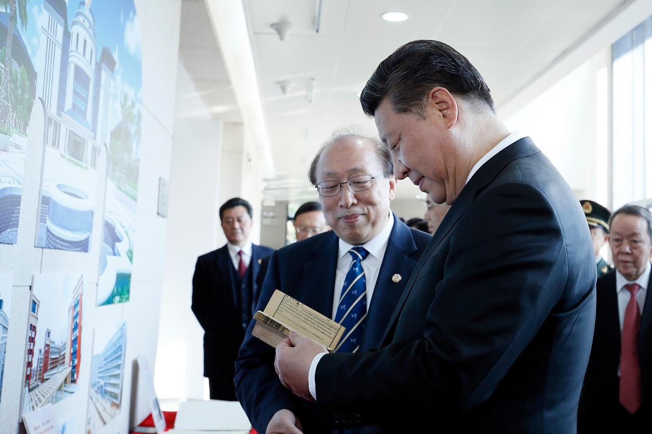 President Xi Jinping leafs through the rare ancient books housed in UM’s library.