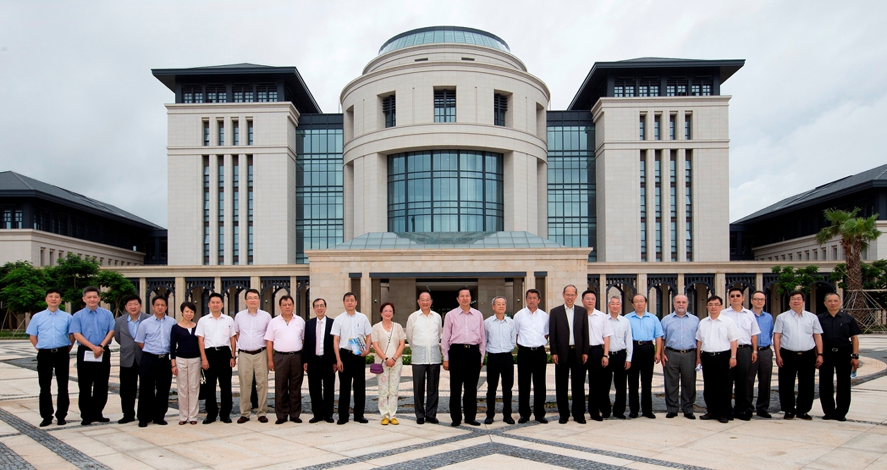 Cheong U, Lau Si Io and leaders of the various departments in front of the new campus library