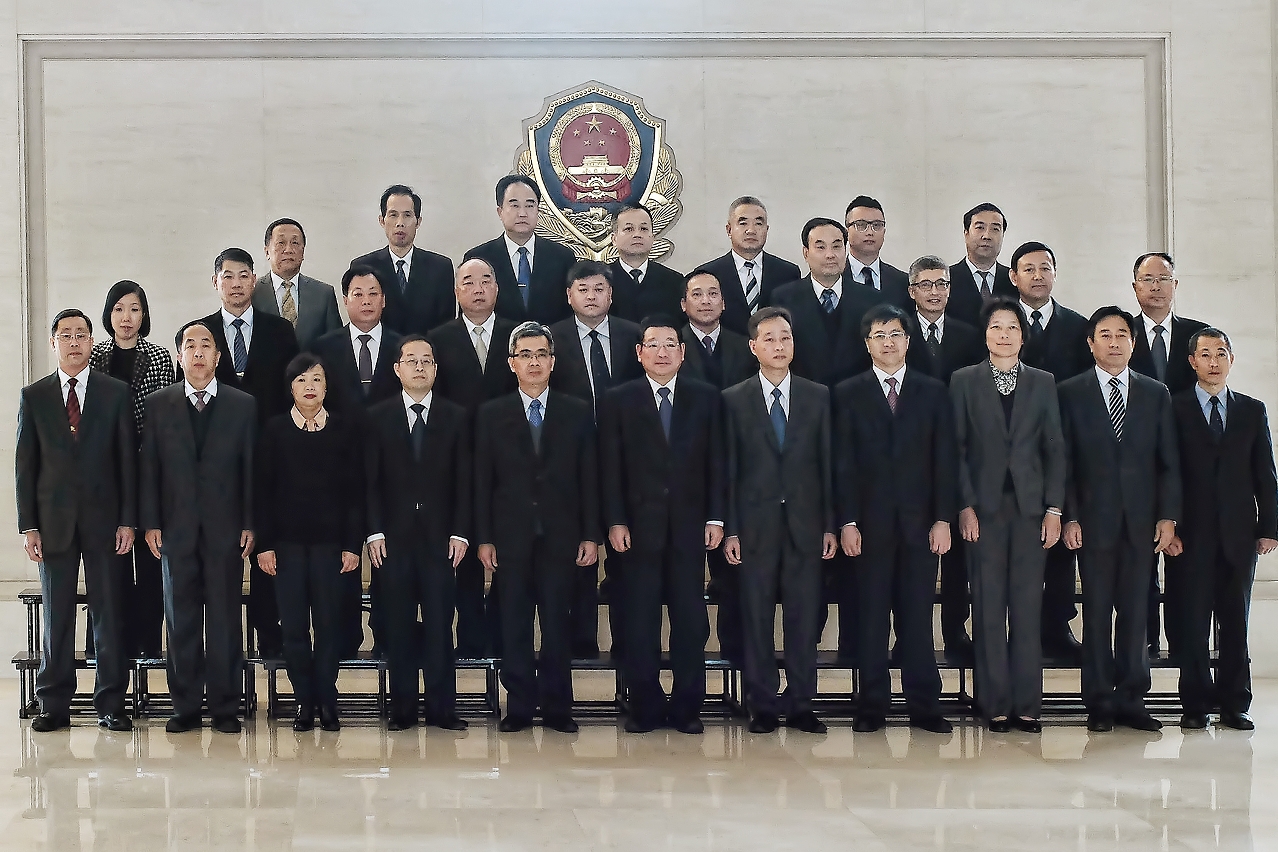 The Secretary for Security, Mr Wong Sio Chak, poses for a group photo with the representatives of the public security authorities in Beijing.