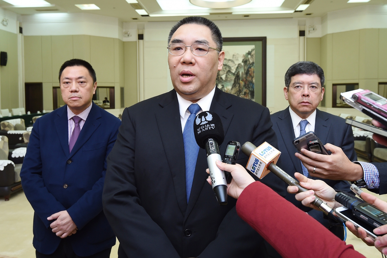 The Chief Executive, Mr Chui Sai On, briefs reporters after meeting with the leaders of Guangdong government.